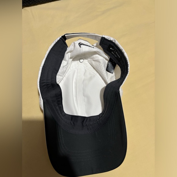 White Nike Hat Strapback - Picture 2 of 2